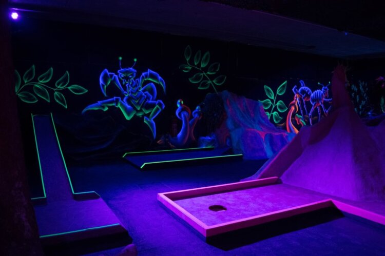 Schwarzlicht Fußball Minigolf Future Games World 1
